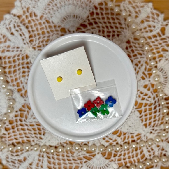 Avon Daisy Rainbow Convertible Earrings – Original Box - Picture 3 of 4